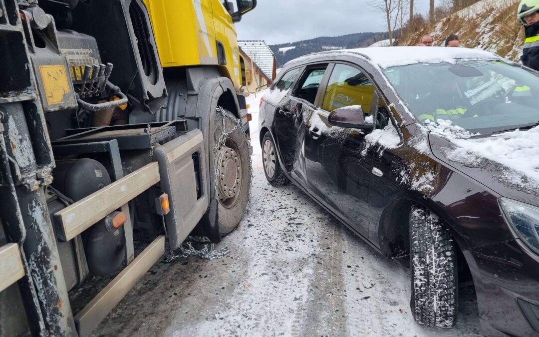 23.12.2024 Verkehrsunfall LKW gegen PKW